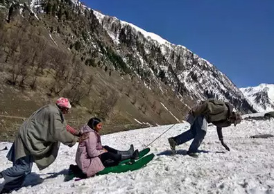 Enjoy Snowfall In Sonmarg